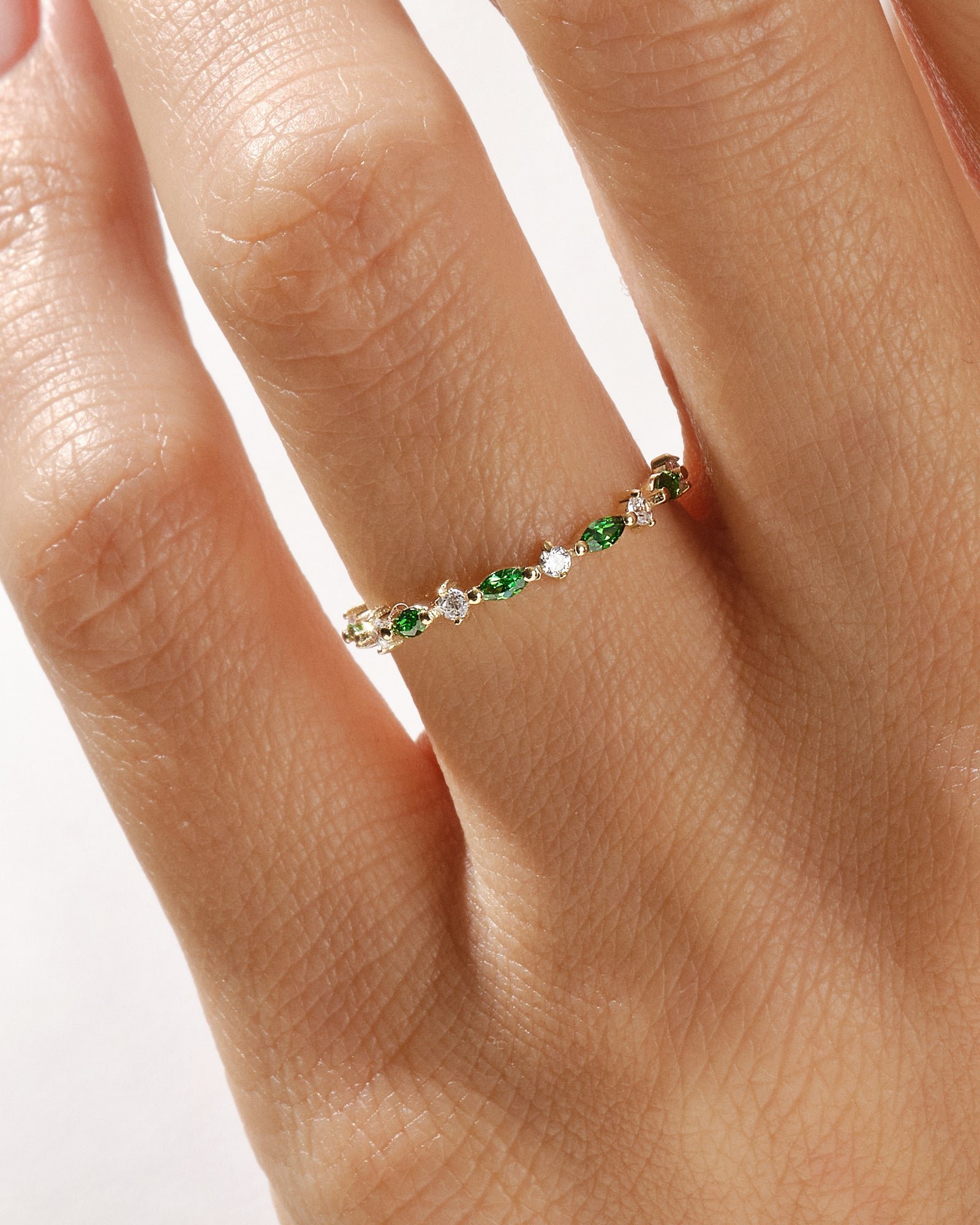 Eternate Alternating Marquise Round Birthstone Ring – Nahaufnahme Edelstein-Besatz